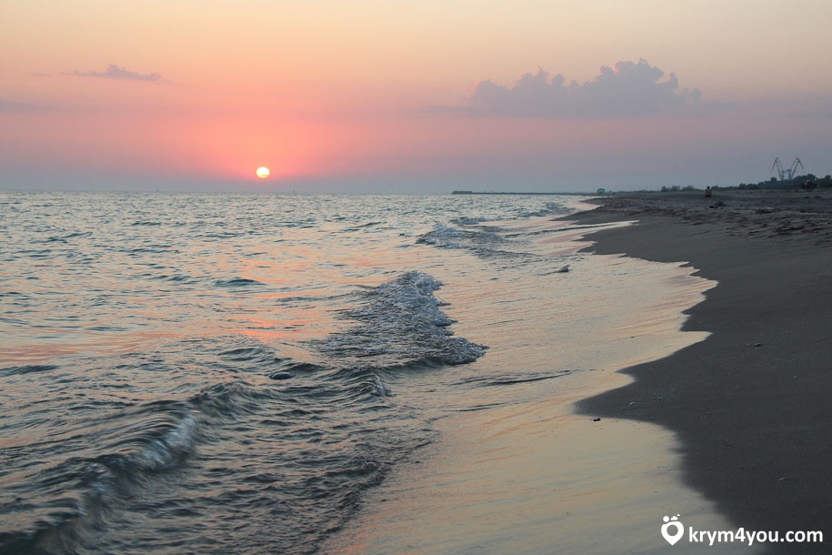 Мирный пляж море Крым закат  