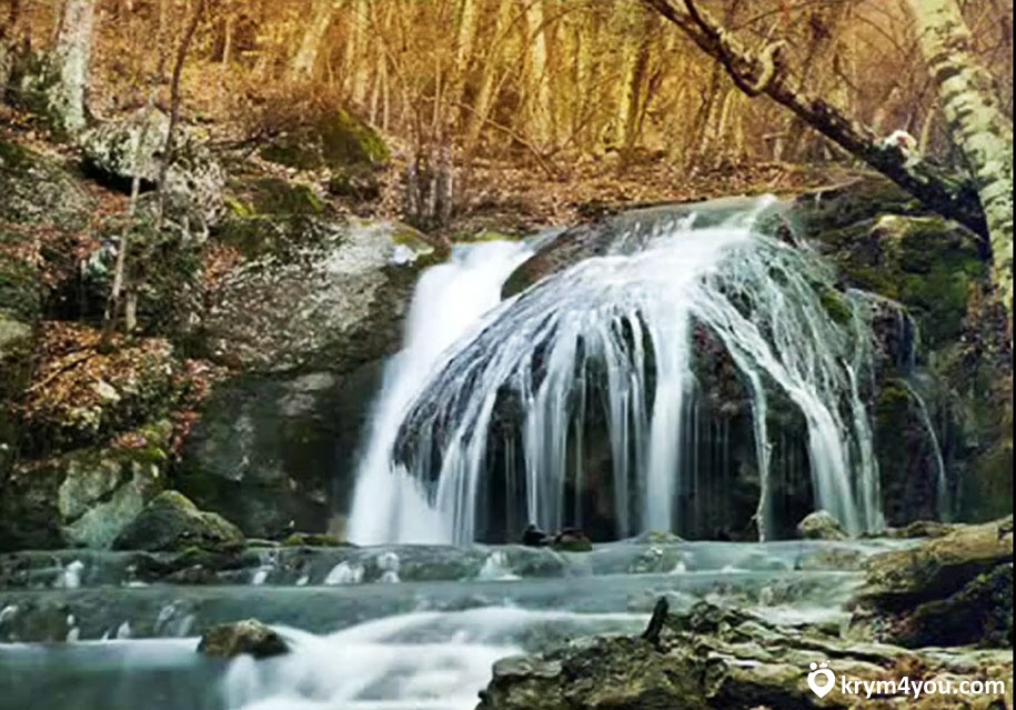 Перевальное Крым скалы виды на водопад  