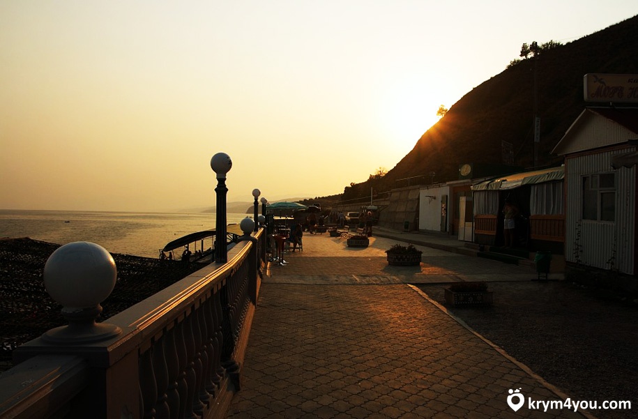 Поселок Морское Крым набережная закат фото 