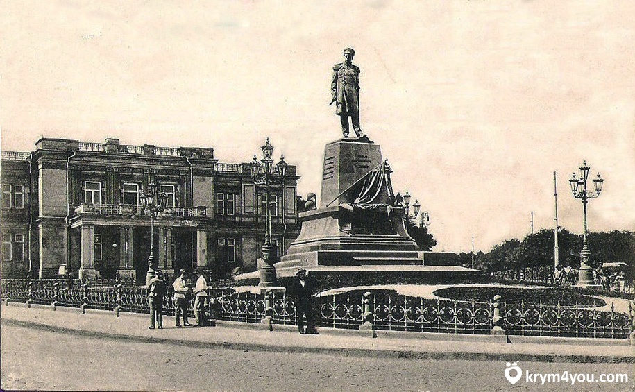 памятник Нахимову в Севастополе старый  