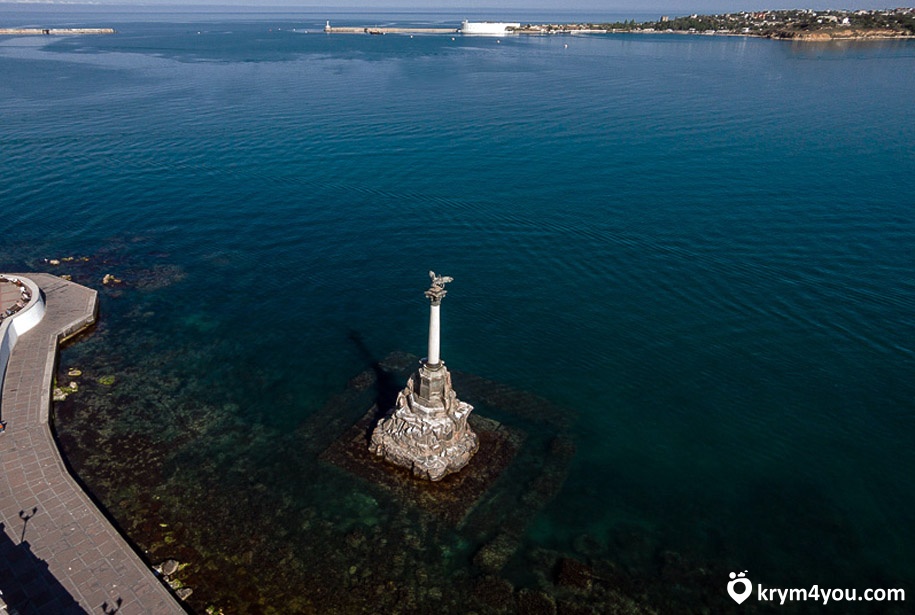 Набережная Севастополя памятник затопленным кораблям вид с верху  